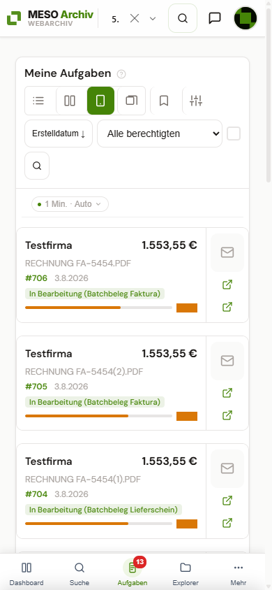 Aufgaben-Mobilansicht auf dem Smartphone: Karten mit Kreditor, Betrag, Fallnummer, Datum und Status-Fortschritt, rechts die Schnellzugriffe, unten die Bottom-Bar