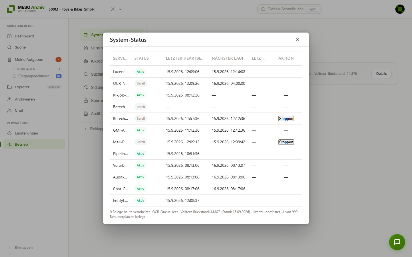 Seite „Systemstatus“ mit Statusbanner und geöffnetem Dialog „System-Status“, der die Hintergrunddienste mit Status, letztem Heartbeat, nächstem Lauf und letztem Fehler auflistet